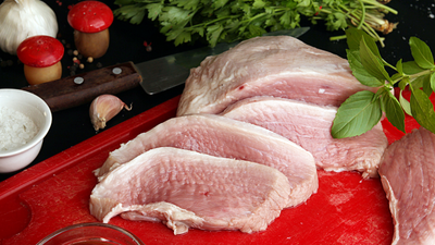 https://www.foodhygienecompany.co.uk/wp-content/uploads/sites/4/2022/09/Chopping-board-colour-coding-red-board-meat.png